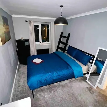 View Large 5br Town House Parking