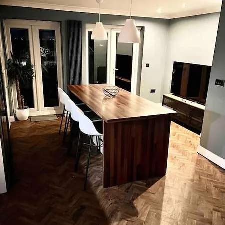 View Large 5br Town House Parking Manchester