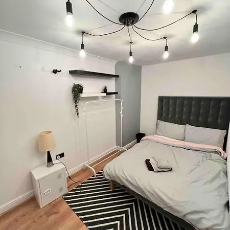 View Large 5br Town House Parking Holiday home Manchester