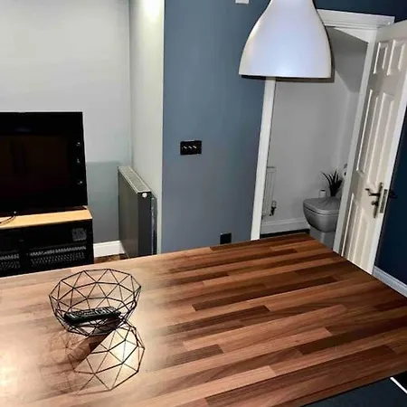 View Large 5br Town House Parking * Manchester