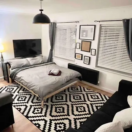 View Large 5br Town House Parking Holiday home Manchester