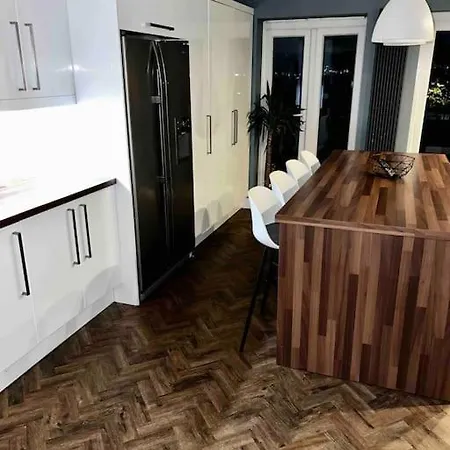 View Large 5br Town House Parking Holiday home *