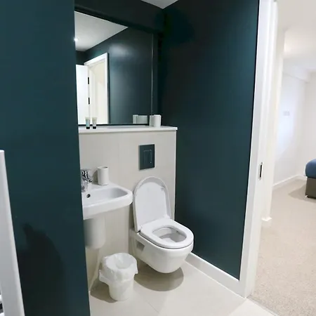 Trafford Duplex With Free Parking Pass The Keys Apartman Manchester