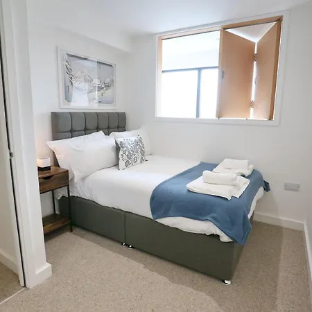 Trafford Duplex With Free Parking Pass The Keys Apartman
