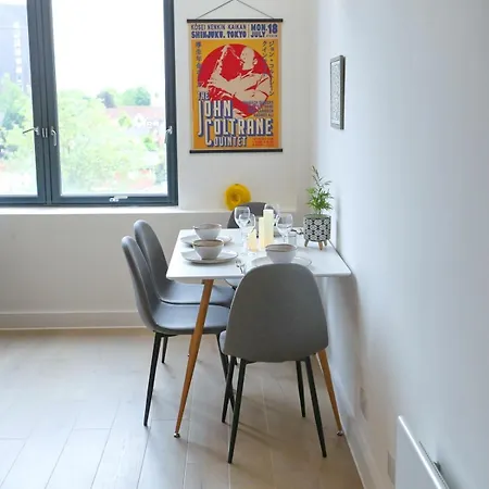 Trafford Duplex With Free Parking Pass The Keys Apartment *