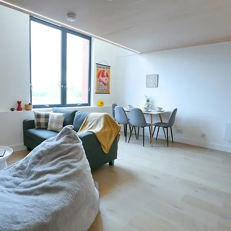 Trafford Duplex With Free Parking Pass The Keys *