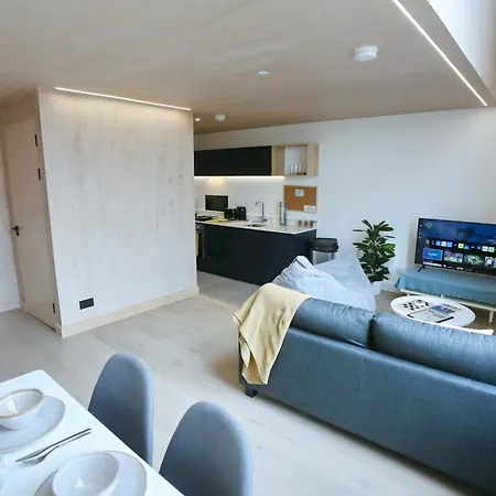 Trafford Duplex With Free Parking Pass The Keys Apartman