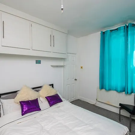 Дом отдыха Modern 7 Bed In City Centre With Free Parking & Wifi Манчестер