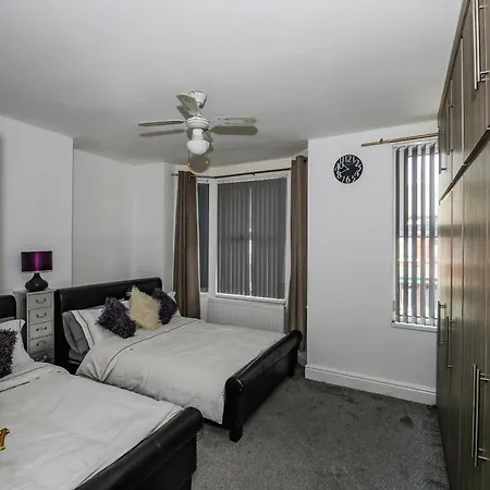 Modern 7 Bed In City Centre With Free Parking & Wifi *