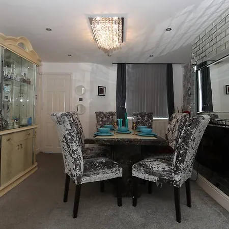 Дом отдыха Modern 7 Bed In City Centre With Free Parking & Wifi *