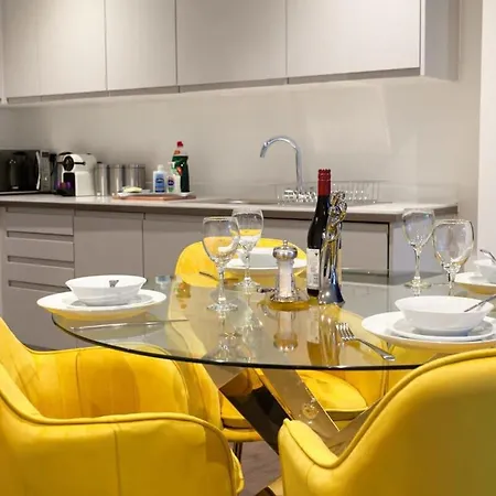 Contemporary 1 Bedroom In Centre Apartment Manchester