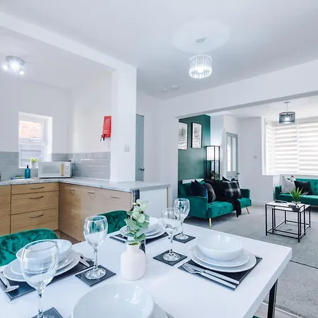Stunning 3-bed In By 53 Degrees Property, Ideal For Contractor Groups & Long-term Business, Free Parking - Sleeps 7! *