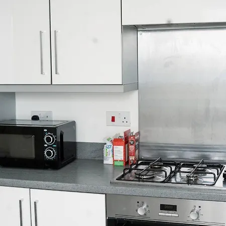 Roomy 3-bed With Complimentary Parking *