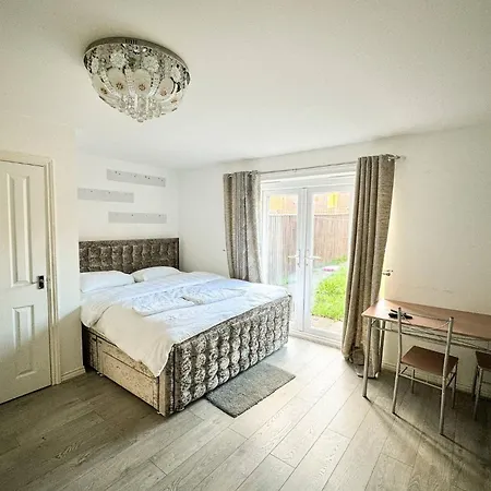 Roomy 3-bed With Complimentary Parking *