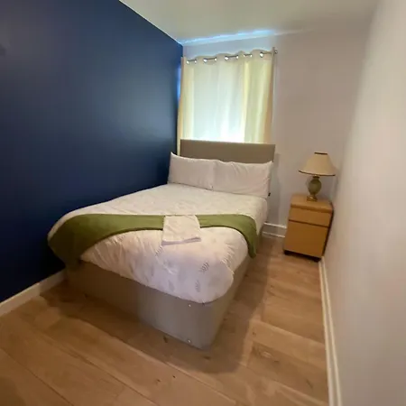 Bright Three Bedroom With Free Parking And Wifi Apartmán *