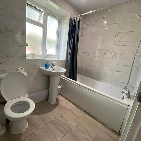 Bright Three Bedroom With Free Parking And Wifi * Manchester