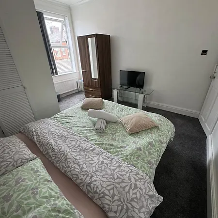 Lovely + Free Parking * Manchester