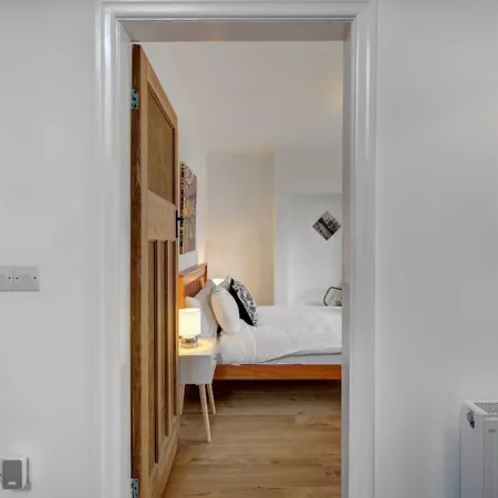 Stylish Family In Old Trafford, - Pass The Keys Feriehus