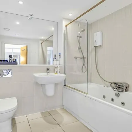 Large 4 Bed Flat Lejlighed *