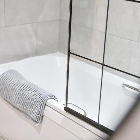 Pass The Keys Stylish Flat With Parking Close To Coop Arena 맨체스터