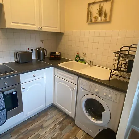 Lovely 2 Dbl Bed Near Heaton Park And North Hospital With Parking