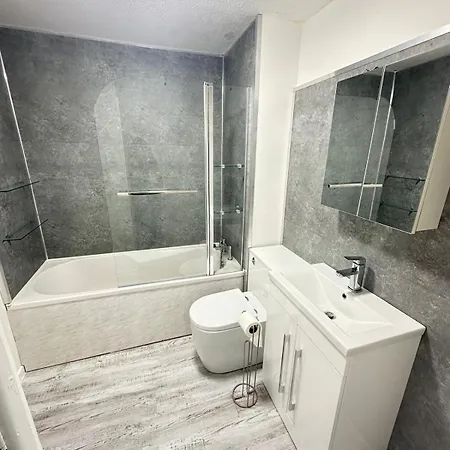 Lovely 2 Dbl Bed Near Heaton Park And North Hospital With Parking * マンチェスター
