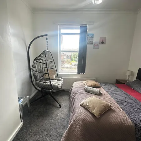 Lovely + Free Parking * Manchester