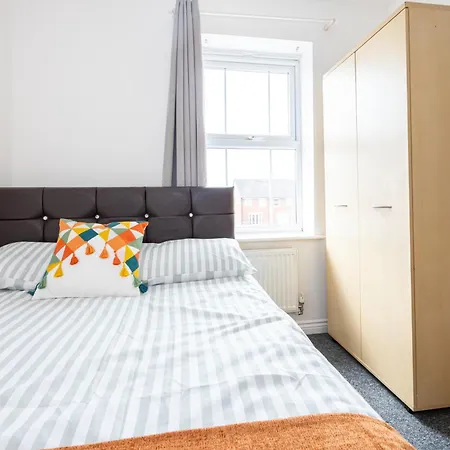 2 Bed Flat Near City Centre *
