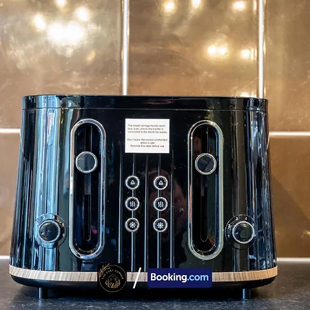 Cosy 4-bed House, Garden, Free Parking & Wifi *