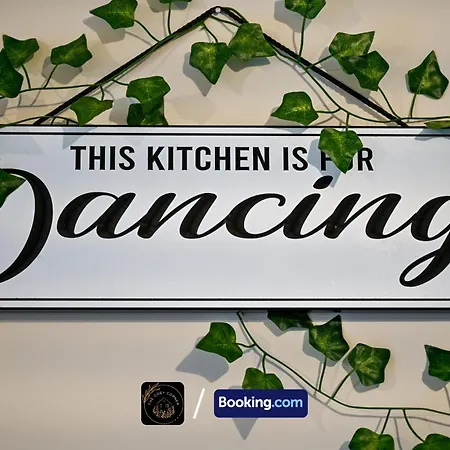 Cosy 4-bed House, Garden, Free Parking & Wifi *