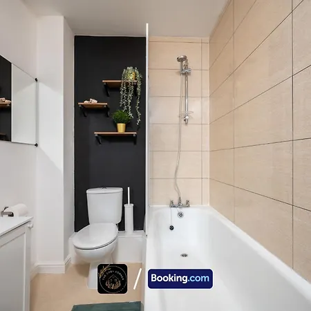 Appartement Cosy 4-bed House, Garden, Free Parking & Wifi *
