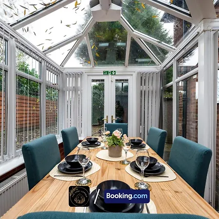 아파트 Cosy 3-bed House L Garden L Free Parking L Stretford L Sleeps 7 L Book Today With The Cosy Corner Nationwide 맨체스터