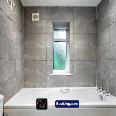 Cosy 3-bed House, Garden & Free Parking In Stretford דירה מנצ'סטר