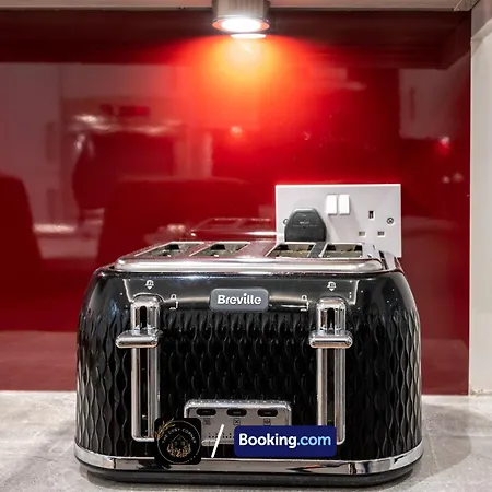 Cosy 3-bed House, Garden & Free Parking In Stretford דירה מנצ'סטר