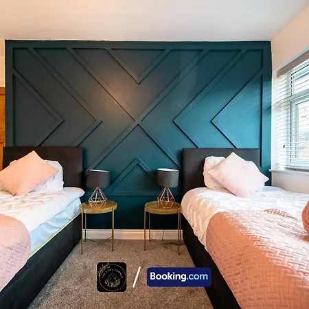 דירה Cosy 3-bed House, Garden & Free Parking In Stretford מנצ'סטר