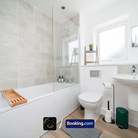 Cosy Corner: 3-bedroom House With Free Parking Near Hospital Apartment