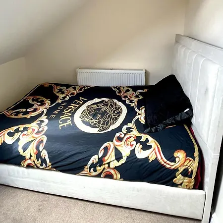 2-bed - Sleeps 4 - Street Parking - Wifi *