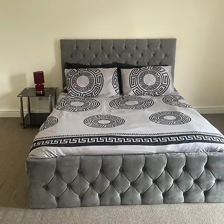 Stylish 1-Bed Apt - Sleeps 4 - Parking - Wifi Manchester