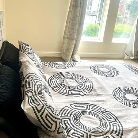 Stylish 1-Bed Apt - Sleeps 4 - Parking - Wifi *