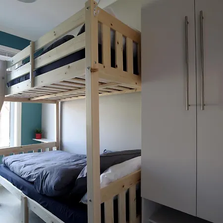 2-bedroom, Free Parking, High Speed Wi-fi, Swinton