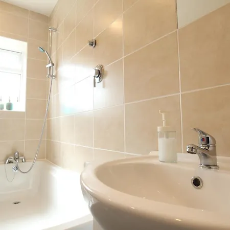 2-bedroom House, Free Parking, High Speed Wi-fi, Swinton * Manchester