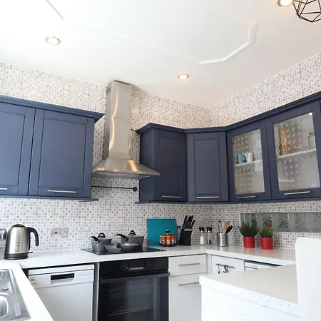 2-bedroom, Free Parking, High Speed Wi-fi, Swinton Nyaraló *