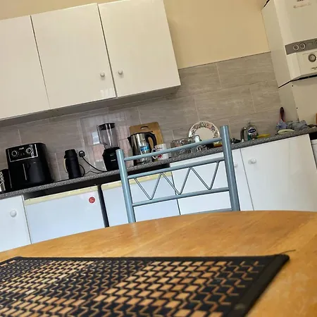 Stylish 1-Bed Apt - Sleeps 4 - Parking - Wifi Apartment *