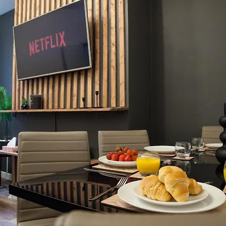 Entire Modern In And Near Peak District *