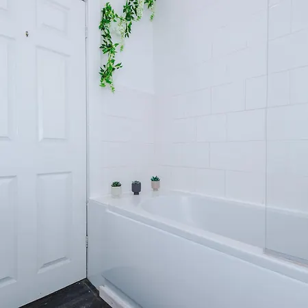 Salford Oasis Short Term Let - Walking Distance From Hospital - Free Parking *
