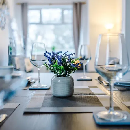 Salford Oasis Short Term Let - Walking Distance From Hospital - Free Parking