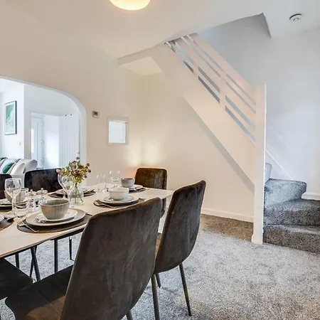 Stylish & Vibrant 2 Bedroom בית נופש *