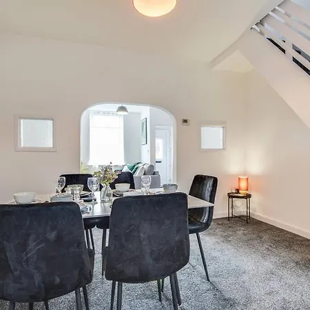 Stylish & Vibrant 2 Bedroom בית נופש מנצ'סטר