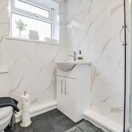 Stylish & Vibrant 2 Bedroom *