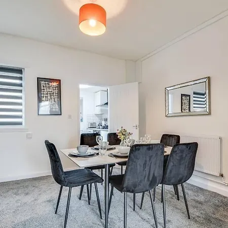Stylish & Vibrant 2 Bedroom בית נופש *